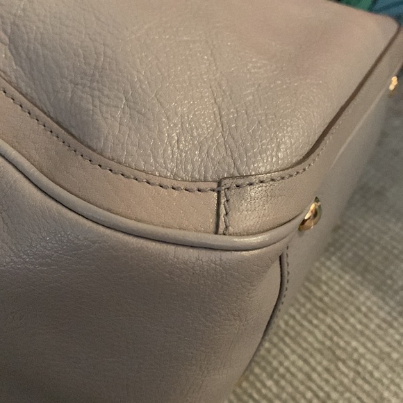 SALVATORE FERRAGAMO bag, genuine leather in 2-tone beige. Gold tone chains. - Picture 11 of 17